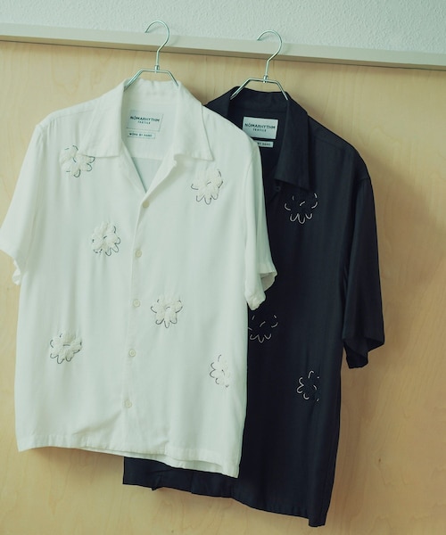 ADAM ET ROPE'(アダムエロペ)の「【NOMARHYTHM TEXTILE for ADAM ET ROPE'】EX Flower Embroidery SS Shirt(シャツ/ブラウス・メンズ・ブラック/キナリ・3/4)」の1枚目の写真
