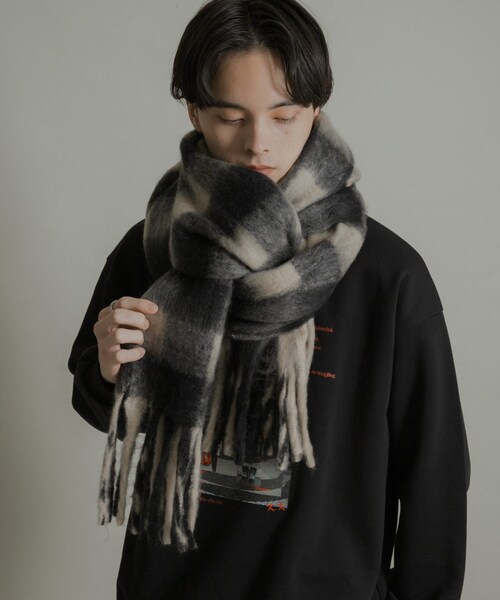 SENSE OF PLACE by URBAN RESEARCH(センスオブプレイスバイアーバンリサーチ)の「ブロックチェックボリュームマフラー(マフラー・メンズ・BLACK/BLUE・One)」の1枚目の写真