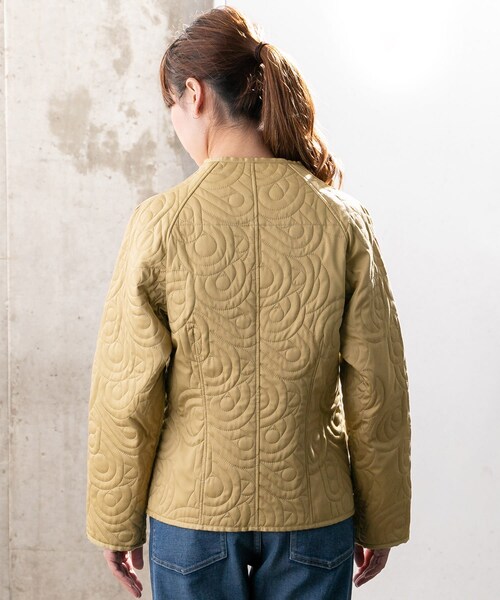 URBAN RESEARCH（アーバンリサーチ）の「MASK QUILTINGノーカラーショートジャケット∴（ノーカラージャケット・レディース・BEIGE/BLACK・1/2）」の22枚目の写真