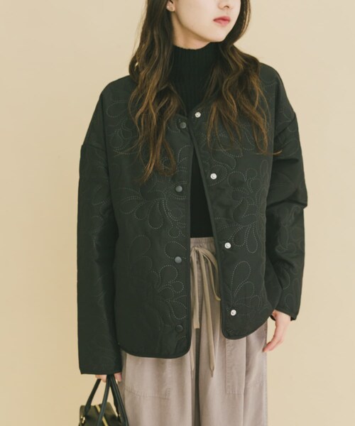 ITEMS URBANRESEARCH(アイテムズ アーバンリサーチ)の「ノーカラー中綿ブルゾン(ノーカラージャケット・レディース・BLK/BEG/BRN・FREE)」の6枚目の写真
