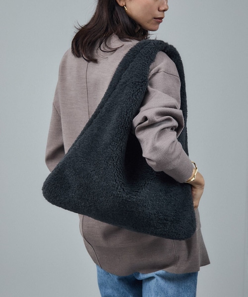 ADAM ET ROPE'(アダムエロペ)の「【HELEN MOORE(ヘレンムーア)】フェイクムートンリバーシブルバッグ(トートバッグ・レディース・チャコール/ベージュ・F)」の11枚目の写真
