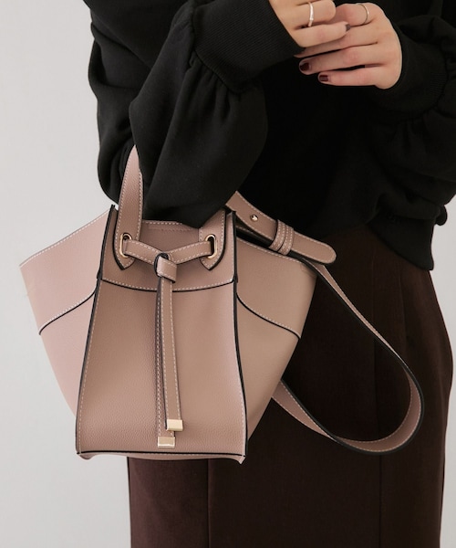 VIS(ビス)の「【復刻/J’aDoRe JUN ONLINE限定】フロントタイバッグ/マルチWAY(トートバッグ・レディース・ブラック/グレー系/ベージュ系・F)」の2枚目の写真