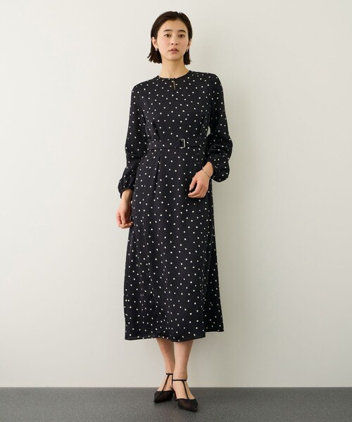 ROPE'（ロペ）の「ドットプリントウエストベルトワンピース（ワンピース・レディース・キナリ/ネイビー/ベージュ・36/38）」の21枚目の写真