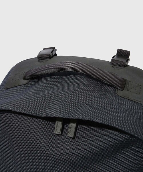 ADAM ET ROPE'（アダムエロペ）の「【MONOLITH/モノリス】BACKPACK PRO SOLID M（バックパック/リュック・メンズ・ブラック/ネイビー・F）」の7枚目の写真