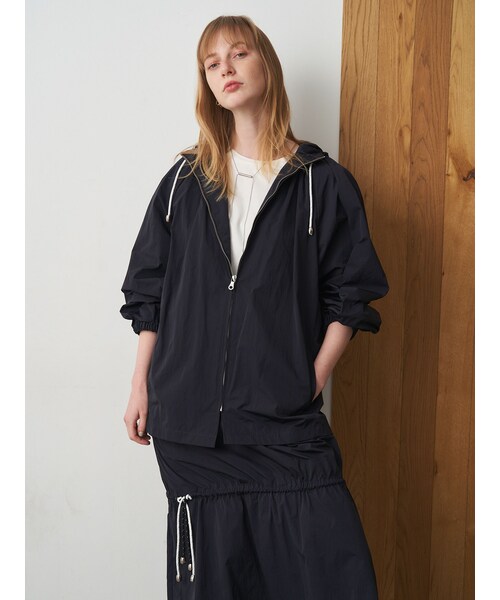 ELENDEEK（エレンディーク）の「DROST HOOD ZIP BZ（ナイロンジャケット・レディース・アイボリー/ネイビー・F）」の9枚目の写真