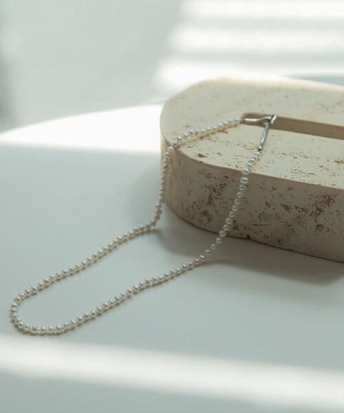 URBAN RESEARCH ROSSO（アーバンリサーチロッソ）の「in mood　BABY PEARL CHOKER（ネックレス・レディース・SV・Free）」の2枚目の写真