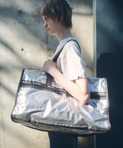 ADAM ET ROPE'(アダムエロペ)の「【LeSportsac for ADAM ET ROPE'】Exclusive Deluxe LG Weekender(ボストンバッグ・レディース・シルバー・F)」の2枚目の写真