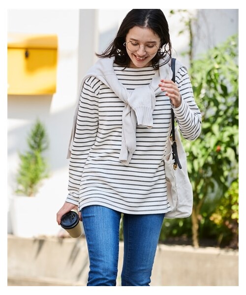 nissen（ニッセン）の「＜大きいサイズ＞長袖ボートネックリップルボーダーゆるカットソートップス（Tシャツ/カットソー・レディース・オレンジ×オフホワイト/ラベンダー×オフホワイト/オフホワイト×ライム/ネイビ―×オフホワイト/黒×杢グレー/オフホワイト×杢チャコールグレー/ネイビー×赤/モカブラウン×黒/杢グレー×ネイビー/黒×オフホワイト/杢グレー(NET限定色)/黒(NET限定色)/グレイッシュブルー×オフホワイト/オフホワイト×モーブピンク/オフホワイト×ミントグリーン/ネイビー×ベージュ/ミスティーカーキ×オフホワイト/オフホワイト×ブリックレッド/グレージュ×オフホワイト/フレンチブルー×ネイビー/ライトピンク×オフホワイト/ミストカーキ×オフホワイト/ブラウン×ラベンダー/オフホワイト×ゴールドベージュ/モーブピンク/ミントグリーン/オフホワイト×フレンチブルー/フォレストグリーン×オフホワイト/オフホワイト×ネイビー/ネイビー×グリーン/オフホワイト×ラズベリーピンク/オフホワイト×マリンブルー・L/LL/3L/4L/5L/6L/8L/10L）」の12枚目の写真