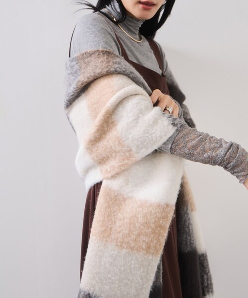 VIS（ビス）の「ふわふわフリンジチェックマフラー/静電気防止（マフラー・レディース・チャコール/ブラウン系/ブルー系/イエロー系・F）」の14枚目の写真