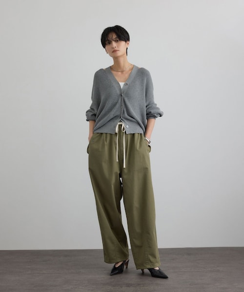 ADAM ET ROPE'（アダムエロペ）の「【WEB限定】ブロークンツイルミリタリータックカーゴパンツ（カーゴパンツ・レディース・オフホワイト/キャメル/カーキ・F）」の9枚目の写真