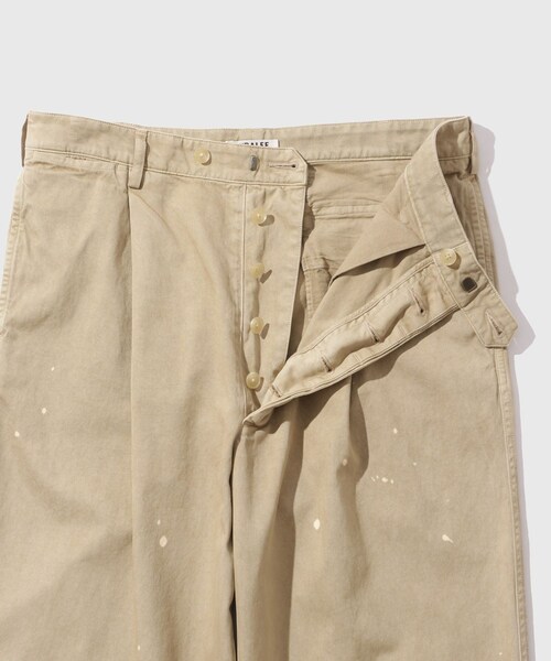 ADAM ET ROPE'（アダムエロペ）の「【AURALEE/オーラリー】GARMENT-DYED FINX LIGHT CHINO ONE-TUCK WIDE PANTS（チノパンツ・メンズ・ブラック/ベージュ・3/4/5）」の10枚目の写真