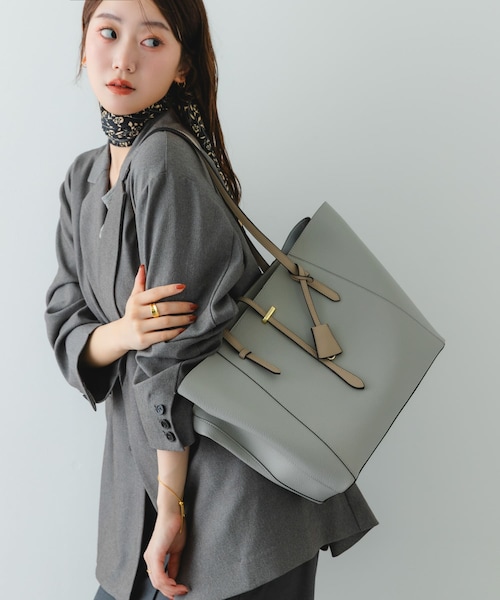 RODE SKO（ロデスコ）の「チャーム付A4トートバッグ（トートバッグ・レディース・BLACK/GRAY/IVORY/SAND BEIGE・one）」の3枚目の写真