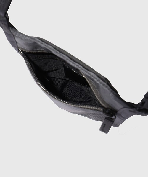 ADAM ET ROPE'(アダムエロペ)の「【MONOLITH/モノリス】NECK POUCH STANDARD S(ショルダーバッグ・メンズ・ライトグレー/ブラック・F)」の18枚目の写真