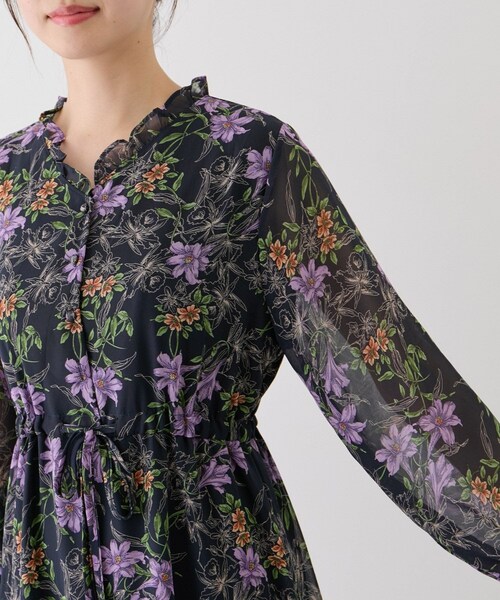 Jayro(ジャイロ)の「フリルネック花柄ワンピース(ワンピース・レディース・ホワイト系/ネイビー系・F)」の19枚目の写真