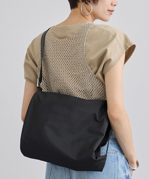 ADAM ET ROPE'(アダムエロペ)の「【WEB限定】マルチWAY撥水ボンサック(ショルダーバッグ・レディース・ブラック・F)」の5枚目の写真