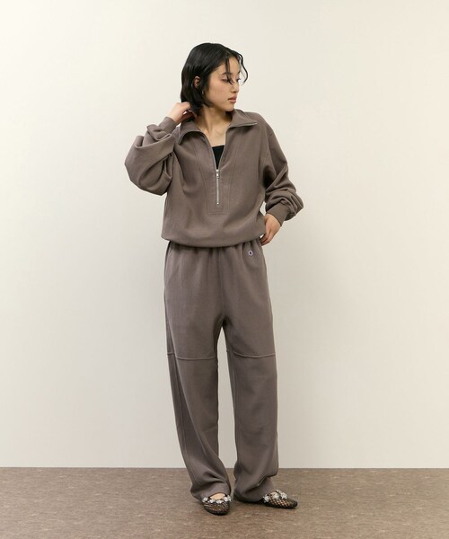 ADAM ET ROPE'(アダムエロペ)の「【Champion for ADAM ET ROPE'】別注 SWEAT HALF ZIP(スウェット・レディース・オフホワイト/ブラウン系/ネイビー・F)」の6枚目の写真