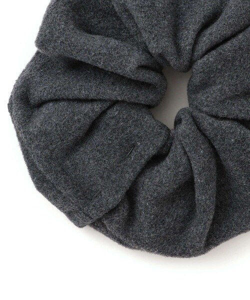 ADAM ET ROPE'（アダムエロペ）の「【J’aDoRe限定】【Pien Studios（ピエン スタジオ）】scrunchie ash gray（シュシュ・レディース・グレー・F）」の4枚目の写真