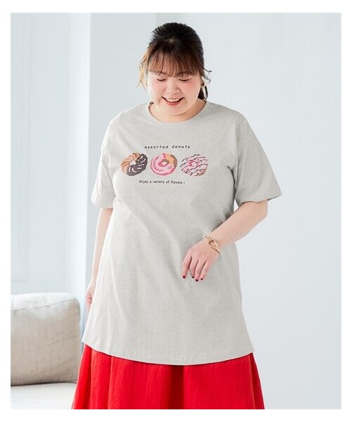 nissen（ニッセン）の「大きいサイズ　肌触りが気持ち良い綿１００％ＡラインプリントチュニックＴシャツ（接触冷感・UVカット）（チュニック・レディース・フォトフラワー:黒/ねこ:セージグリーン/くま:黒/シンプルロゴ:モカベージュ/アメカジ:ネイビー/オーシャン:ネイビー/ドーナツ:オートミール/バンダナ:カーキ/スニーカー:クリーム/フォト風景:チャコールグレー/黒(グラフィック)/オフホワイト(ネコ)/チャコール(モノクロスィーツ)/ネイビー(ハワイ)/グレージュ(ロゴ)(新色)/アイボリー(花瓶)/ミント(鳥)/ピンク(パンダ)/カーキ(サークルロゴ)・L/LL/3L/4L/5L/6L/8L/10L）」の12枚目の写真