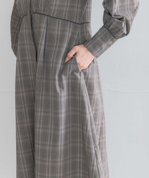 URBAN RESEARCH ROSSO（アーバンリサーチロッソ）の「『一部WEB限定カラー』バイカラーチェックナローワンピース（ワンピース・レディース・BROWN/BEIGE/NAVY・Free）」の14枚目の写真