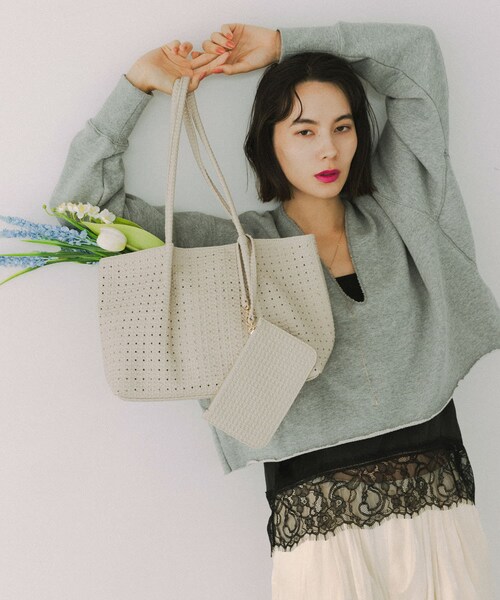 RODE SKO（ロデスコ）の「ポーチ付パンチングミドルトートバッグ（トートバッグ・レディース・IVORY/BROWN・One）」の5枚目の写真