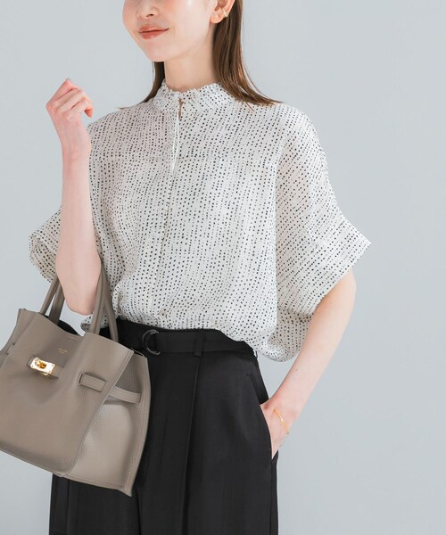 URBAN RESEARCH ROSSO（アーバンリサーチロッソ）の「『WEB/一部店舗限定』ウォッシャブルドットフリルネックブラウス（シャツ/ブラウス・レディース・OFF DOT/KHAKI DOT/BLACK DOT・Free）」の9枚目の写真