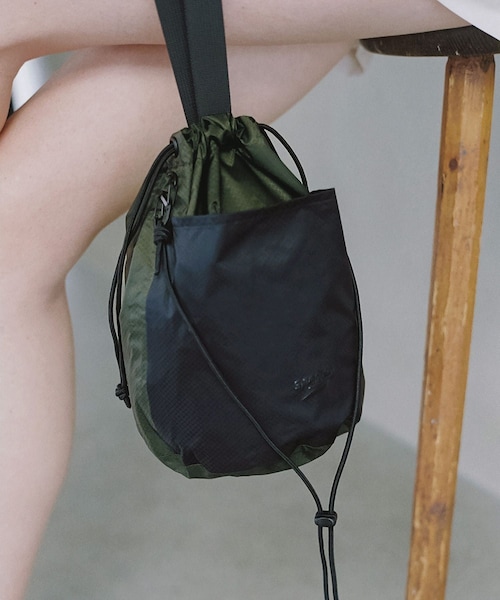 ADAM ET ROPE'（アダムエロペ）の「【公式サイト・実店舗限定】【Speedo×ADAM ET ROPE'】Water Proof Purse Bag（ショルダーバッグ・レディース・ブラック/カーキ/オレンジ・F）」の2枚目の写真