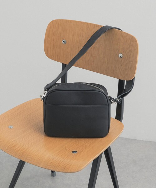 URBAN RESEARCH DOORS(アーバンリサーチドアーズ)の「2WAYスクエアショルダーバッグ(ショルダーバッグ・レディース・BLACK/PEACHBEIGE・One)」の4枚目の写真