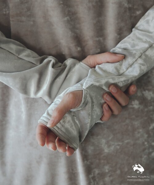 ADAM ET ROPE'（アダムエロペ）の「【AUDREY HEPBURN COLLECTION BY JUN】ベロアアームカバー（手袋・レディース・ブラック/グレー・F）」の15枚目の写真