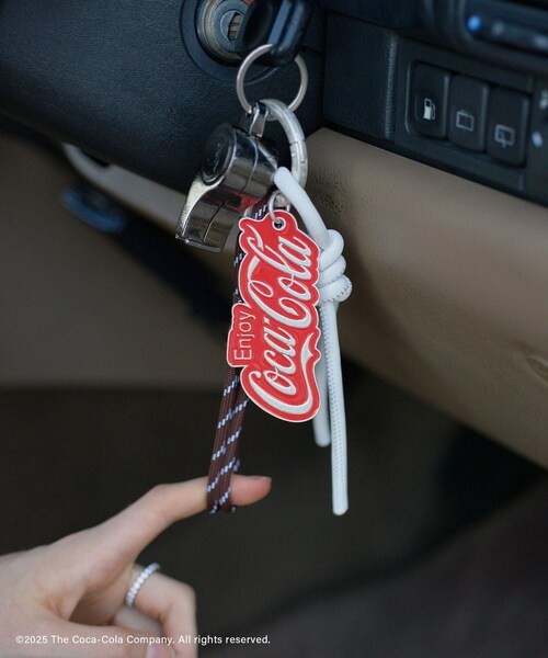 ADAM ET ROPE'(アダムエロペ)の「Coca-Cola ロゴチャーム(キーホルダー・レディース・レッド・F)」の2枚目の写真
