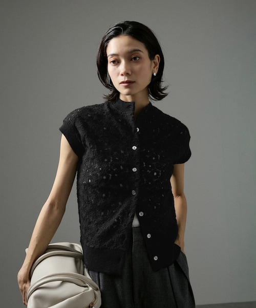 ADAM ET ROPE'(アダムエロペ)の「【J'aDoRe限定】【R&D.M.Co-OLDMAN'S TAILOR】LACE FLOWER NO SLEEVE CARDIGAN(ベスト・レディース・ブラック/ホワイト・F)」の5枚目の写真