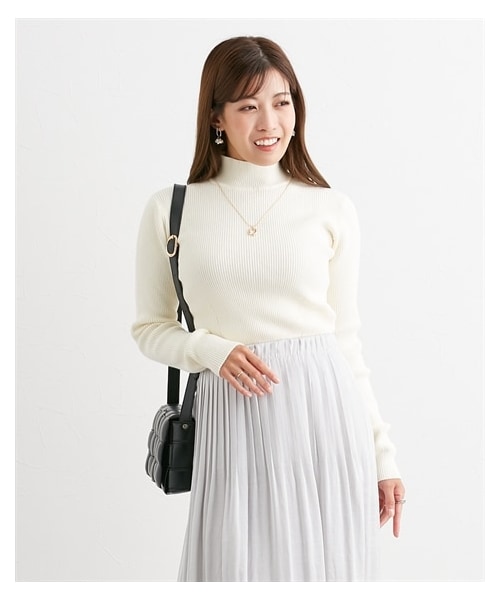 nissen（ニッセン）の「【大きい胸専用】プチハイネックリブニット（ニット/セーター・レディース・ブラック/オフホワイト・FM/FL/FLL）」の2枚目の写真