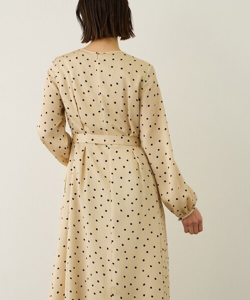 ROPE'（ロペ）の「ドットプリントウエストベルトワンピース（ワンピース・レディース・キナリ/ネイビー/ベージュ・36/38）」の19枚目の写真