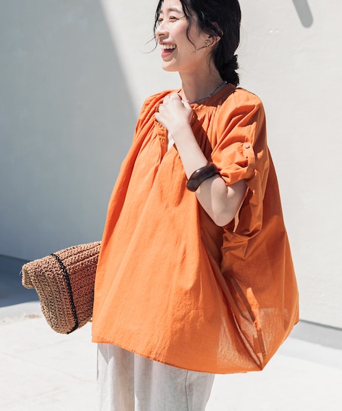 URBAN RESEARCH DOORS(アーバンリサーチドアーズ)の「コットンボイルロールアップスリーブブラウス(シャツ/ブラウス・レディース・ORANGE/BROWN/GREEN/NAVY・Free)」の4枚目の写真