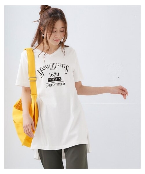 nissen（ニッセン）の「【ひんやりコットン】プリントVネックチュニックTシャツ（綿１００％・接触冷感・UVカット）（選べる柄）＜大きいサイズ有＞（チュニック・レディース・[終売]カジュアルロゴ:グレージュ/[終売]カジュアルロゴ:アイス杢/[終売]タテロゴ:黒/タテロゴ:オフホワイト/カレッジロゴ:オフホワイト/[終売]カレッジロゴ:グレージュ/[終売]ソファネコ:スモーキーブルー/[終売]かくれんぼネコ:ネイビー/[終売]かくれんぼネコ:アイス杢/タワー:ミント/カットフラワー:ラベンダー/[終売]マリンロゴ:ブルーグリーン/[終売]アメカジロゴ:チャコールグレー/[終売]フライングバード:モーブグリーン/大人ロゴ:オフホワイト/ポップネコ:ブルーグリーン/カーブロゴ:黒/ソフトロゴ:チャコールグレー/ボタニカル:ミント/ハートロゴ:ピンクベージュ/衿花:ダークブルー/ブックネコ:オートミール/フレンチロゴ:ベージュ/筆記ロゴ:オフホワイト/パンダ:チャコールグレー/伸びネコ:ネイビー/花:ダークピンク/シティ:ソフトブルー・S/M/L/LL/3L/4L/5L/6L）」の2枚目の写真