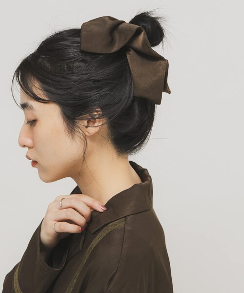 KBF（ケイビーエフ）の「サテンシュシュ(大)（ヘアゴム・レディース・BEIGE/D.KHAKI・One）」の2枚目の写真