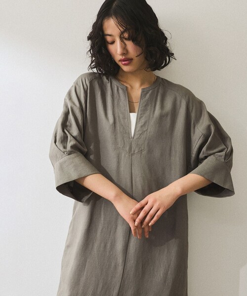 ADAM ET ROPE'(アダムエロペ)の「【WEB限定】・【新色追加】リネンボリュームスリーブワンピース(ワンピース・レディース・ブラック/ライトグレー/ベージュ系/ブルー・F)」の15枚目の写真