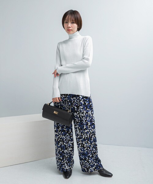 URBAN RESEARCH ROSSO（アーバンリサーチロッソ）の「エクストラファインリブタートルニット（ニット/セーター・レディース・OFF/ROYAL BLUE/OLIVE・Free）」の6枚目の写真