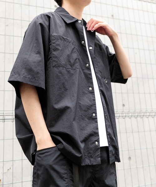 ITEMS URBANRESEARCH(アイテムズ アーバンリサーチ)の「『撥水/イージーケア/接触冷感/UVカット』タスランナイロンスナップボタン半袖シャツ(シャツ/ブラウス・メンズ・CHA/NVY/BLK・M/L)」の8枚目の写真