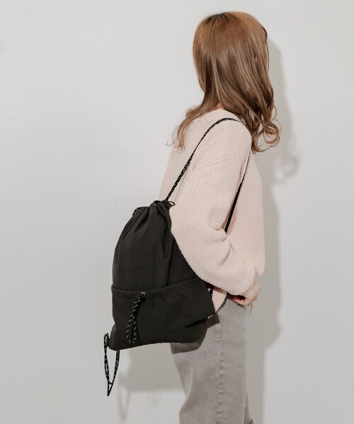 SMELLY（スメリー）の「ドロストポケットナップサック（バックパック/リュック・レディース・BLK/GRY・-）」の6枚目の写真