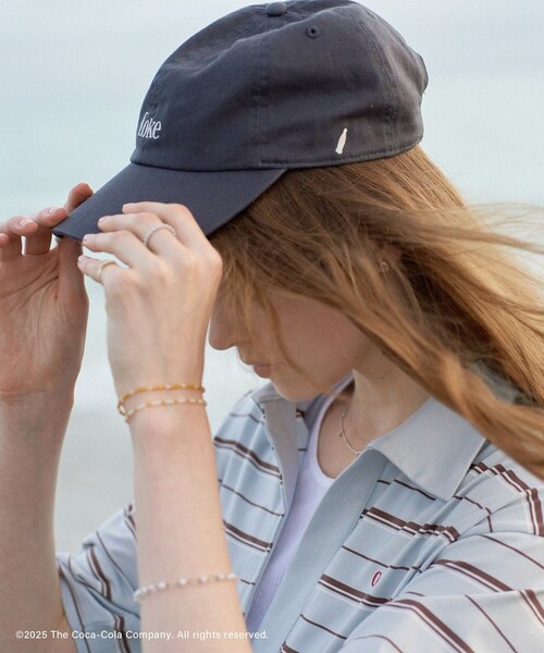 ADAM ET ROPE'(アダムエロペ)の「Coca-Colaエンブロイダリーキャップ(キャップ・レディース・チャコール/ベージュ・F)」の6枚目の写真