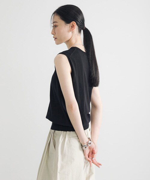 URBAN RESEARCH(アーバンリサーチ)の「UVカット加工ノースリーブニット(タンクトップ・レディース・BEIGE/BLACK/GRAY・FREE)」の6枚目の写真