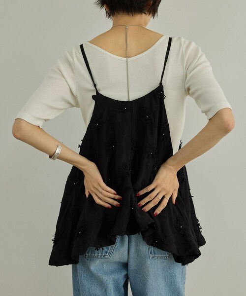 ADAM ET ROPE'(アダムエロペ)の「【WEB先行販売】【crinkle crinkle crinkle】別注レーヨンシャンタン 3D刺繍キャミソール(キャミソール・レディース・ブラック/ホワイト・F)」の10枚目の写真
