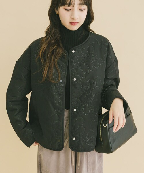 ITEMS URBANRESEARCH(アイテムズ アーバンリサーチ)の「ノーカラー中綿ブルゾン(ノーカラージャケット・レディース・BLK/BEG/BRN・FREE)」の5枚目の写真