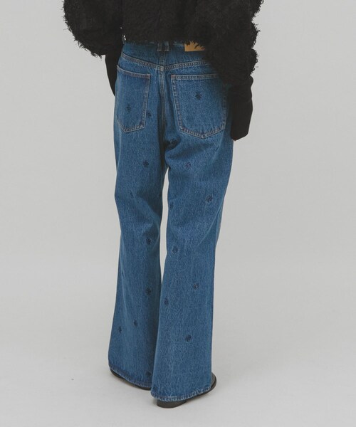 KBF（ケイビーエフ）の「シームポケットフレアデニム（デニムパンツ・レディース・L.BLUE/BLUE/L.BLUE刺繍/BLUE刺繍・36/38）」の16枚目の写真