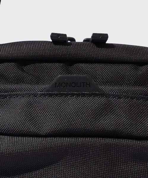 ADAM ET ROPE'（アダムエロペ）の「【MONOLITH/モノリス】SHOULDER STANDARD SSS（ショルダーバッグ・メンズ・ブラック・F）」の17枚目の写真
