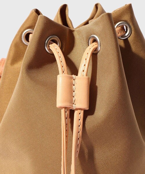 ADAM ET ROPE'（アダムエロペ）の「【AURALEE/オーラリー】CORDURA NYLON SMALL SHOULDER BAG MADE BY AETA（ショルダーバッグ・メンズ・ブラック/ブラウン・F）」の7枚目の写真