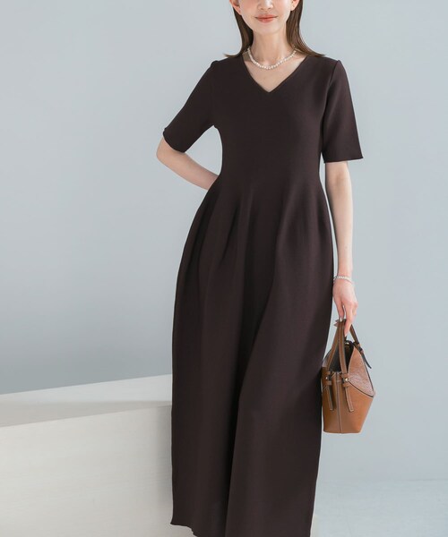 URBAN RESEARCH ROSSO（アーバンリサーチロッソ）の「『一部WEB限定カラー』フォルムニットVネックワンピース（ワンピース・レディース・BLACK/BROWN/RED・36/38）」の18枚目の写真