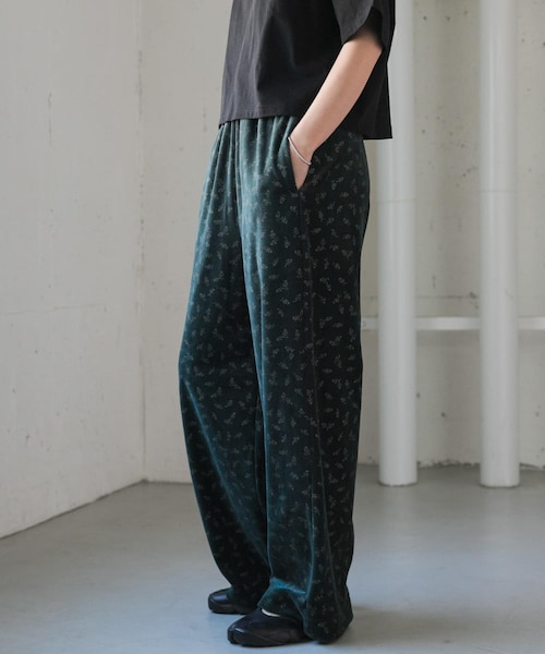 URBAN RESEARCH DOORS(アーバンリサーチドアーズ)の「FORK&SPOON ベロアプリントイージーパンツ(その他パンツ・レディース・BLACK/DARKGREEN・1/2)」の2枚目の写真