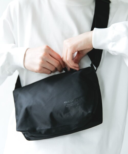 URBAN RESEARCH DOORS(アーバンリサーチドアーズ)の「『別注』YAKPAK×DOORS SHOULDER BAG S(ショルダーバッグ・メンズ・BLACK/CHARCOAL/GRAY/YELLOW・-)」の7枚目の写真