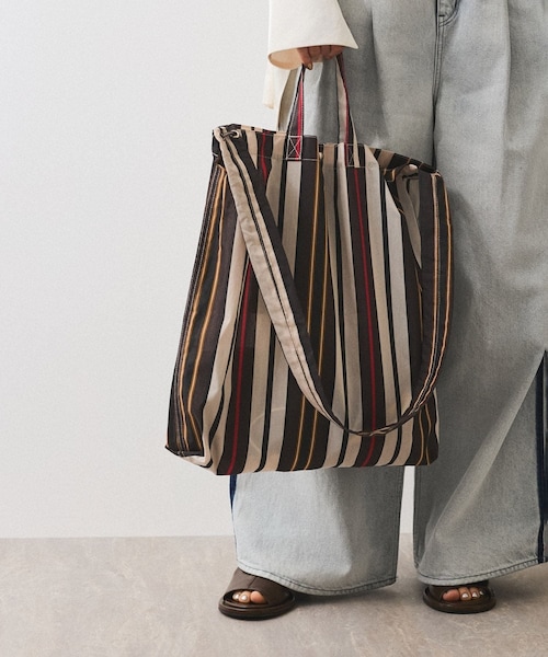 ADAM ET ROPE'(アダムエロペ)の「【WEB限定】・【新色追加】ギャザー2WAYショルダーバッグ(ショルダーバッグ・レディース・ブラック系/ダークブラウン系/ブルー系/ピンク系・F)」の2枚目の写真